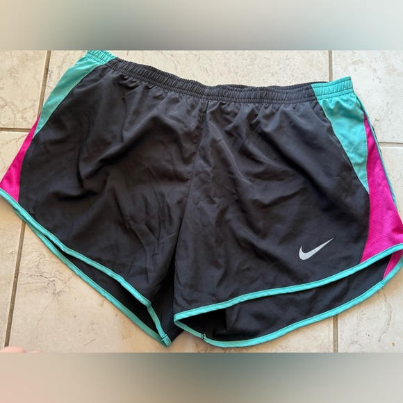 Nike running shorts size large - Picture 1 of 4